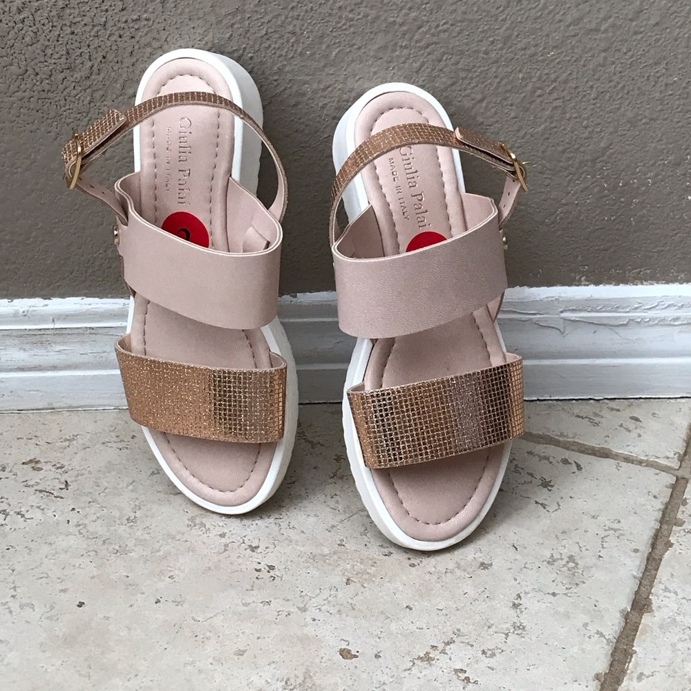 Girls pink shiny sandals